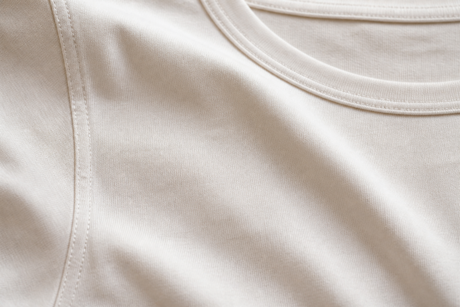 T-shirt basic do szafy kapsułowej: jak rozpoznać lepszy materiał i nie kupić koszulki na kilka prań - grafika 2